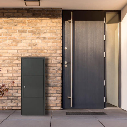 De pakketbrievenbus Bremen in mat zwart van het merk Practo Garden en verkoper BUY A BOX naast de voordeur tegen de muur van een modern huis.