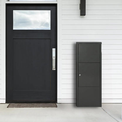 De pakketbrievenbus Bremen in mat zwart van het merk Practo Garden en verkoper BUY A BOX naast de voordeur in de voortuin van een modern huis.